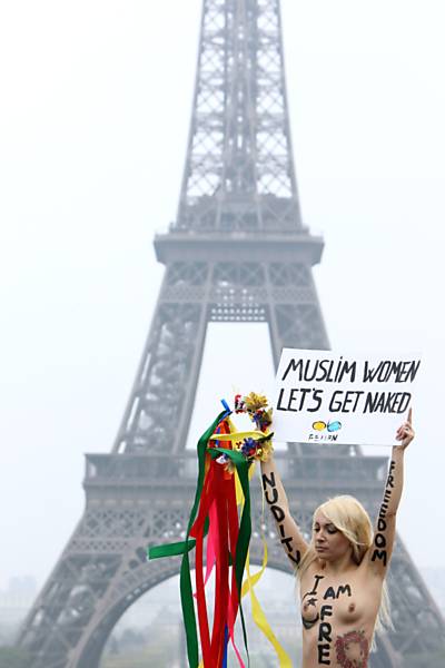 Femen in Paris april 2012